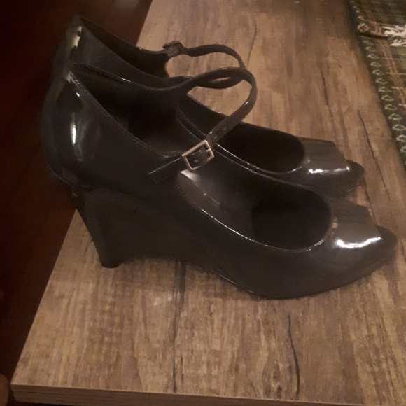 Ladies Shoes - Picture 2 of 4